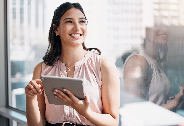 mujer con tablet