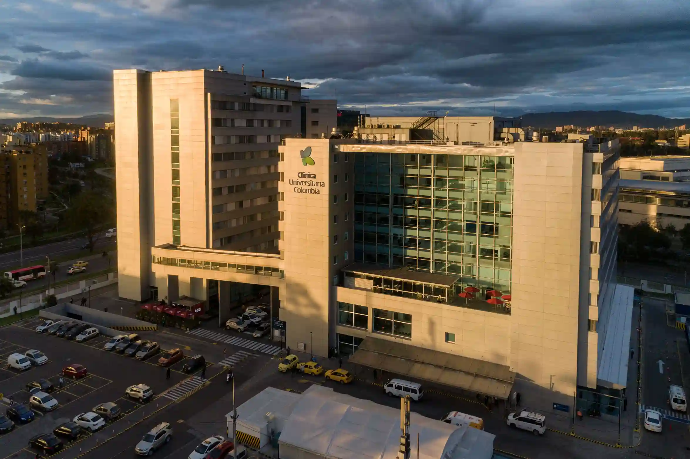 Clínica Universitaria Colombia, centro hospitalario con tecnología avanzada en Bogotá