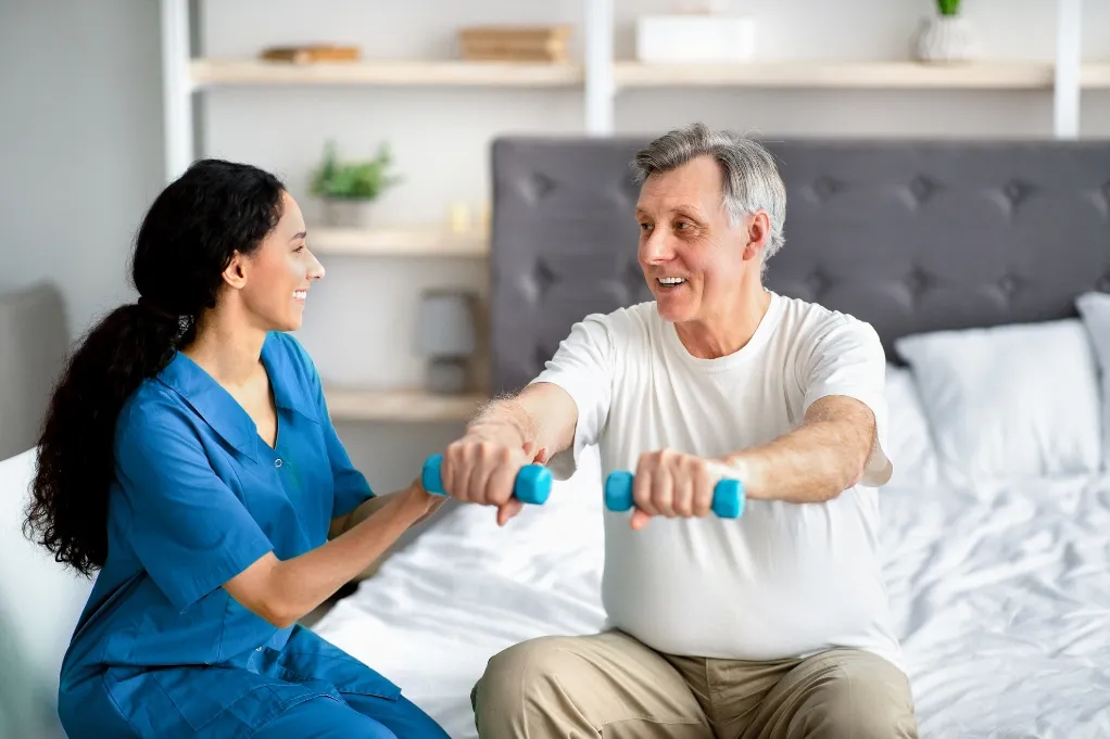 Apoyo terapéutico en la Clínica Universitaria Colombia con ejercicios de rehabilitación para adultos mayores