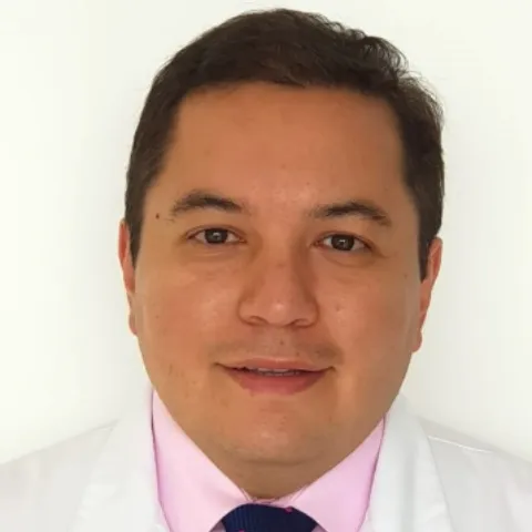 Doctor Carlos Arias especialista de la Clínica Universitaria Colombia en Bogotá