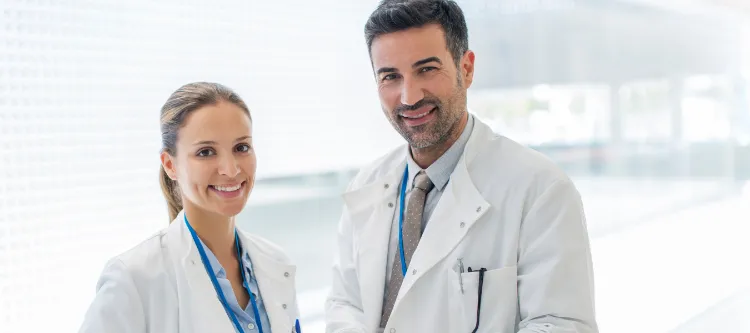 Médicos especialistas de la Clínica Universitaria Colombia ofreciendo atención profesional en Bogotá