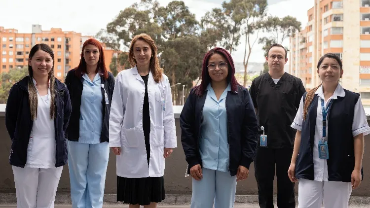 Equipo médico y de enfermería de la Clínica Universitaria Colombia en Bogotá, atención integral en salud