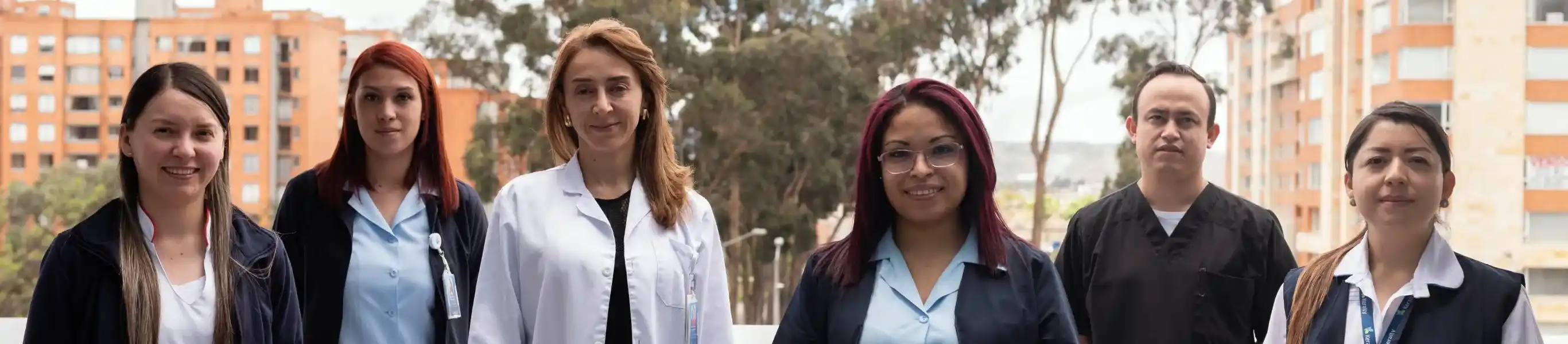 Equipo médico y de enfermería de la Clínica Universitaria Colombia en Bogotá, atención integral en salud