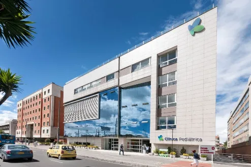 Fachada de la Clínica Pediátrica en Bogotá, hospital moderno enfocado en cuidado infantil