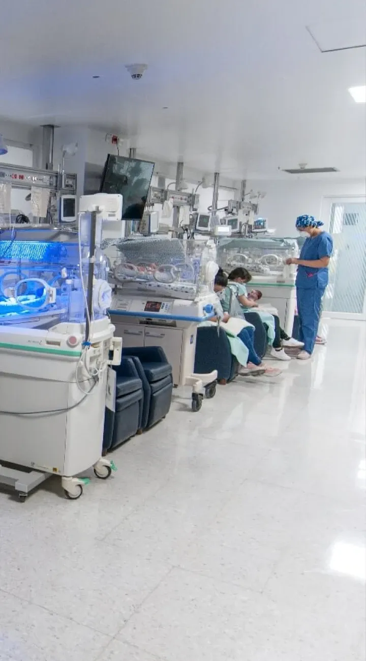 Unidad neonatal de la Clínica Universitaria Colombia en Bogotá, atención especializada a recién nacidos
