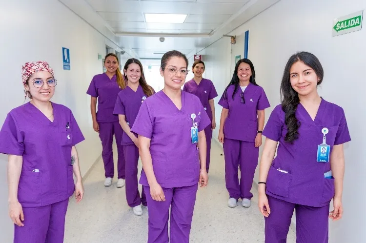 Equipo de enfermería de la Clínica Universitaria Colombia en Bogotá, atención cercana y profesional