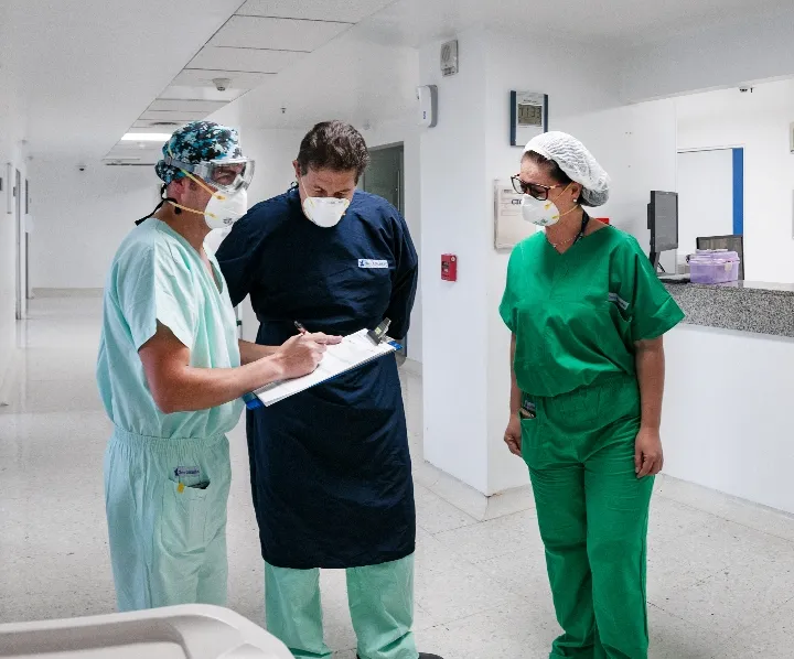 Equipo médico de la Clínica Universitaria Colombia revisando historia clínica en Bogotá
