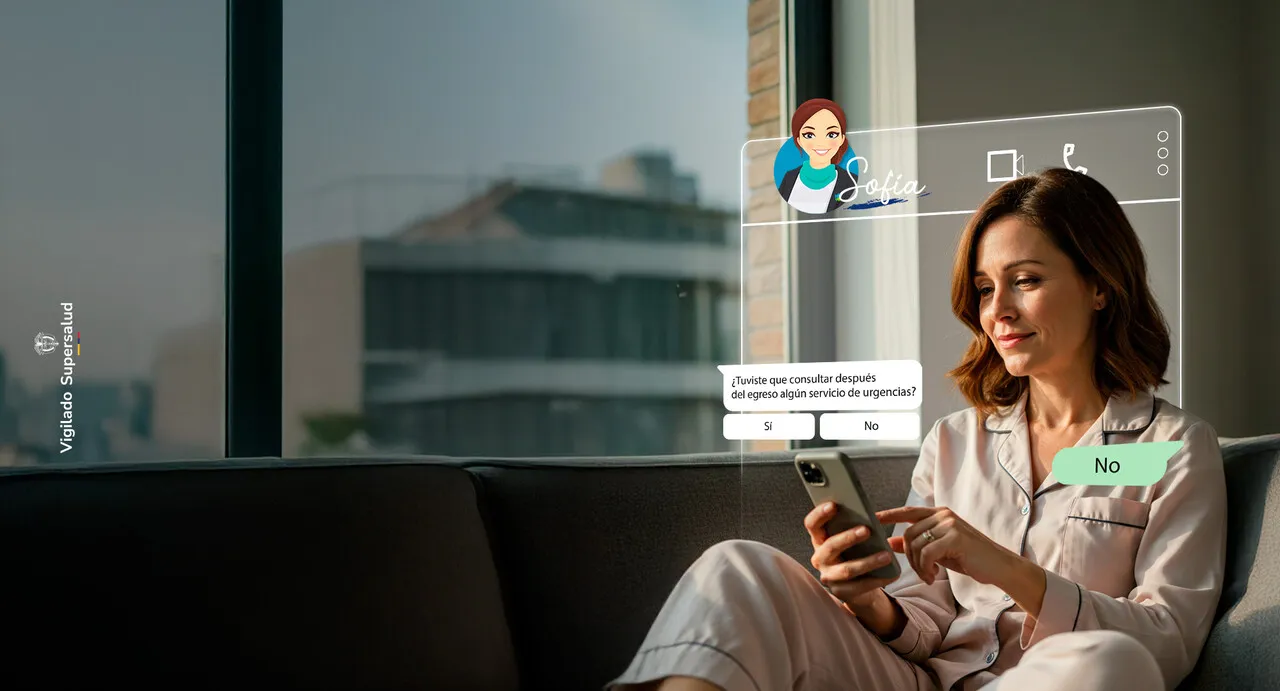 Paciente usa su celular para recibir apoyo del chatbot Sofía de la Clínica Colombia tras su egreso médico.